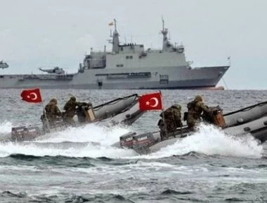 Η στιγμή που το MEGA βγάζει έκτακτο δελτίο για την τουρκική απόβαση στα Ίμια (βίντεο)